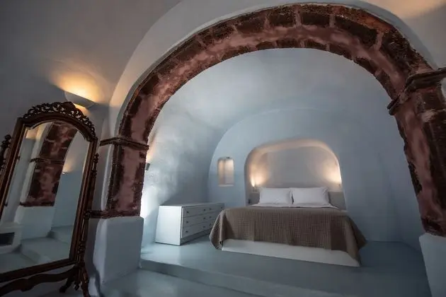 Cave House with Shared Outdoor Plunge Pool
