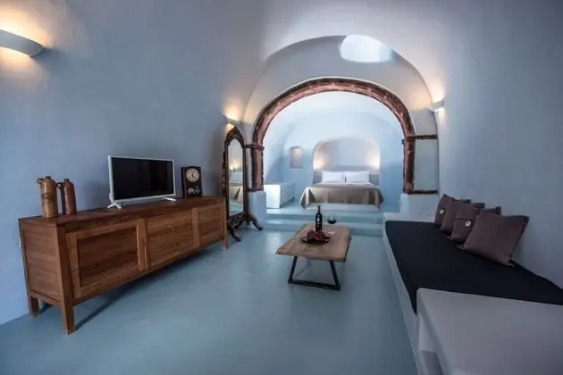 Cave House with Shared Outdoor Plunge Pool