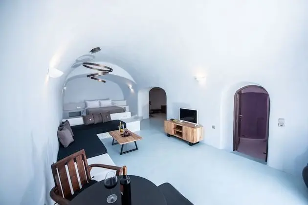 Superior Cave House with Shared Outdoor Plunge Pool