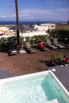 Superior Cave House with Shared Outdoor Plunge Pool