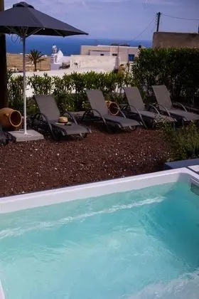 Superior Cave House with Shared Outdoor Plunge Pool