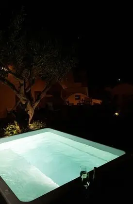 Superior Cave House with Shared Outdoor Plunge Pool