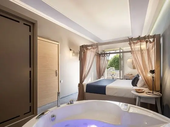 Deluxe Room with Balcony and Hot Tub