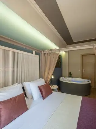 Deluxe Room with Balcony and Hot Tub