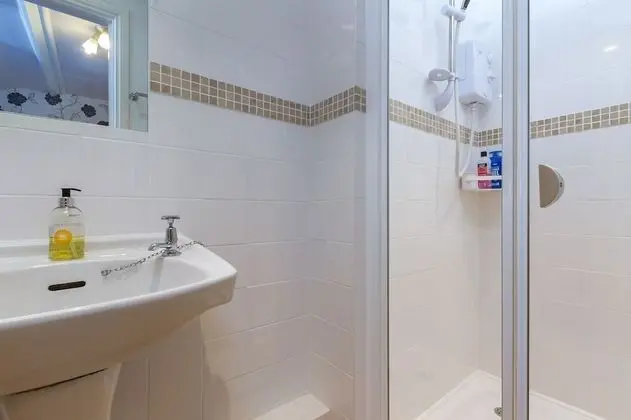Standard Tek Büyük veya İki Ayrı Yataklı Oda, Banyolu/Duşlu, Avlu Manzaralı (ROOM ONLY)