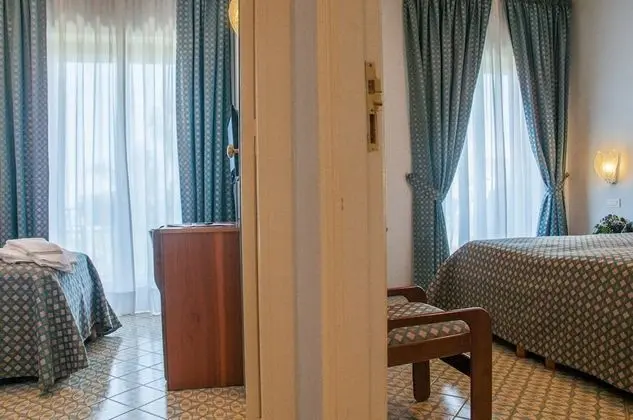 Üç Kişilik Oda