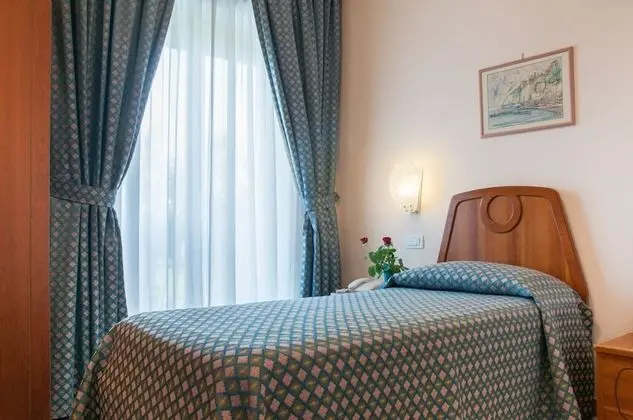 Üç Kişilik Oda