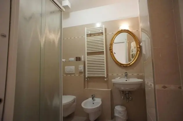 Üç Kişilik Oda
