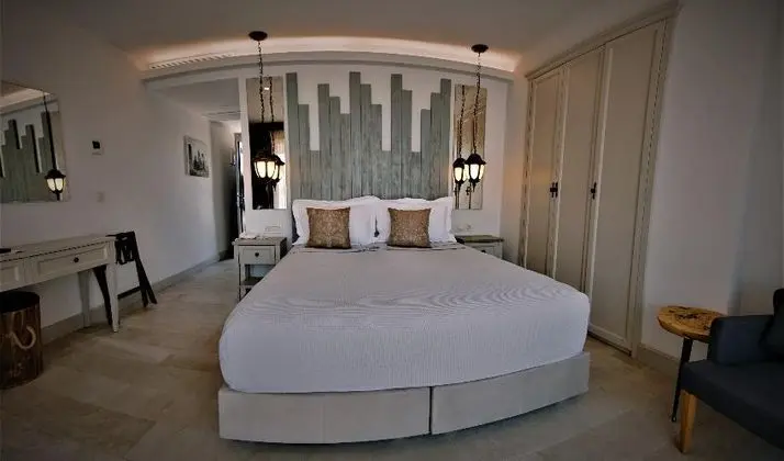 Deluxe Suite French Bed