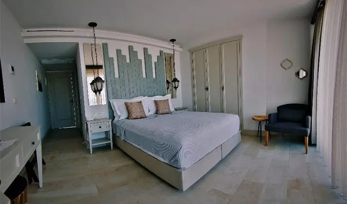 Deluxe Suite French Bed