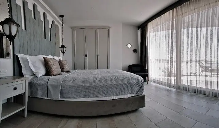 Deluxe Suite French Bed