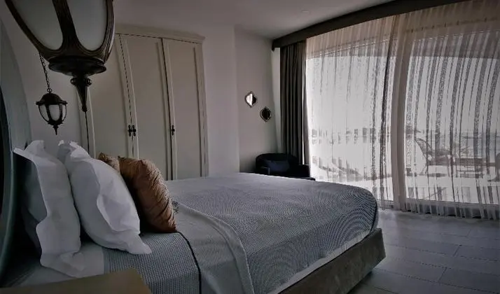Deluxe Suite French Bed