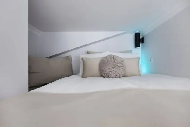 Deluxe Stüdyo Süit, Asma Kat