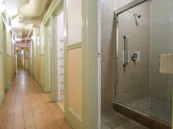 Standard Oda, 1 Büyük (Queen) Boy Yatak (Shared Bathroom)