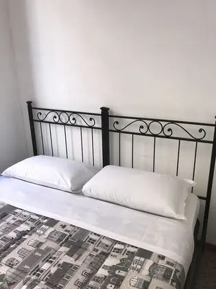 Tek Büyük veya İki Ayrı Yataklı Oda, Ortak Banyo