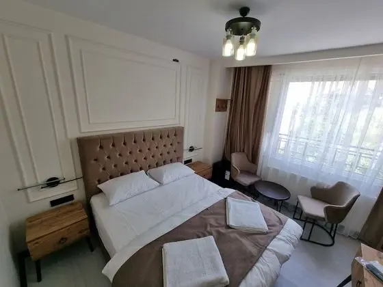 Standard Oda Bahce Veya Sokak Manzarali