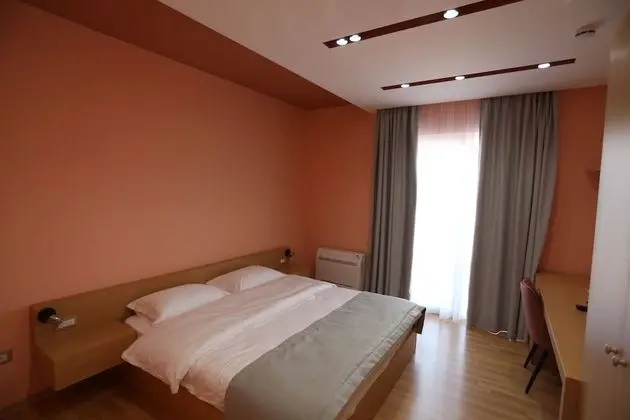 Basic Tek Büyük Yataklı Oda, Göl Manzaralı