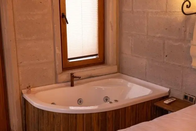 Deluxe Oda Balkonlu, Avlu Manzaralı, Jakuzili