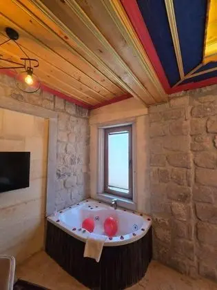 Deluxe Oda Balkonlu, Avlu Manzaralı, Jakuzili