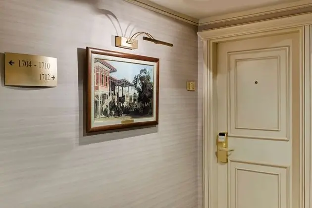 Classic Room with 1 King + 1 Single