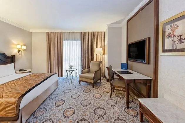 Superior Room with Queen Bed