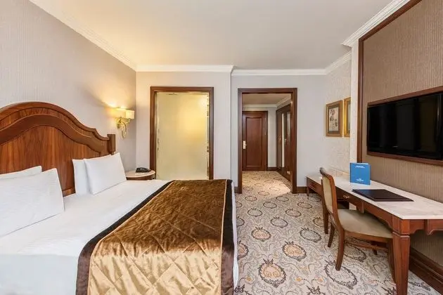Superior Room with Queen Bed