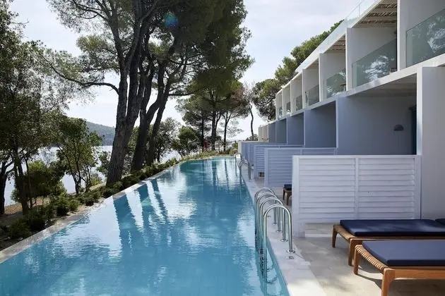 Superior Tek Büyük Yataklı Oda ( Front Pool Elivi Xenia Hotel)