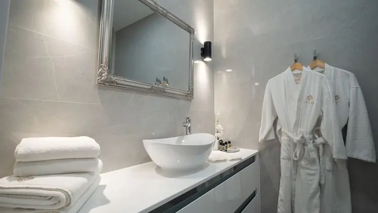 Deluxe Tek Büyük Yataklı Oda, Avlu Manzaralı (Lorena)