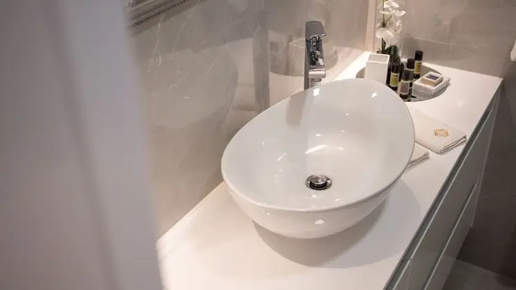 Deluxe Tek Büyük Yataklı Oda, Avlu Manzaralı (Lorena)