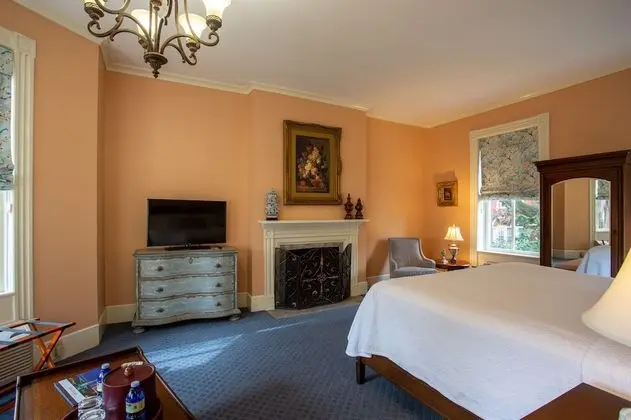 Luxury Main House Queen - J. Stephens Room