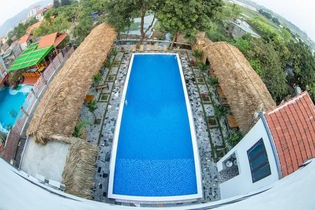 Deluxe Tek Büyük Yataklı Oda, Havuz Manzaralı