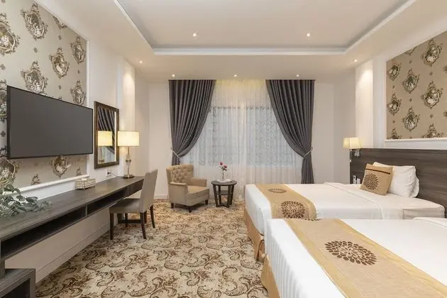 Deluxe Tek Büyük veya İki Ayrı Yataklı Oda, Havuz Manzaralı