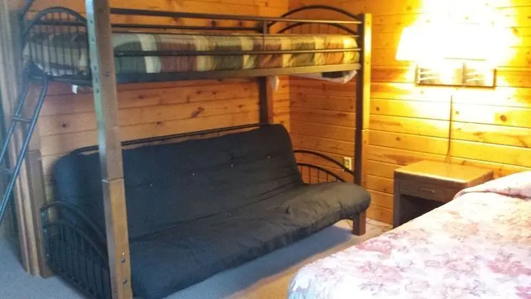 Basic Kulübe, Birden Çok Yatak, Sigara İçilmez, Tepe Manzaralı (Shared Bathroom 250 ft from Cabin)