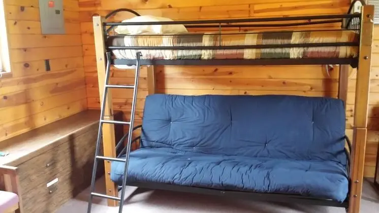 Basic Kulübe, Birden Çok Yatak, Sigara İçilmez, Tepe Manzaralı (Shared Bathroom 250 ft from Cabin)