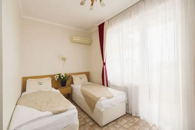 Standard Tek Büyük veya İki Ayrı Yataklı Oda (Small Balcony)