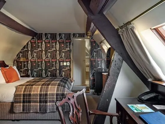 Traditional Tek Büyük Yataklı Oda