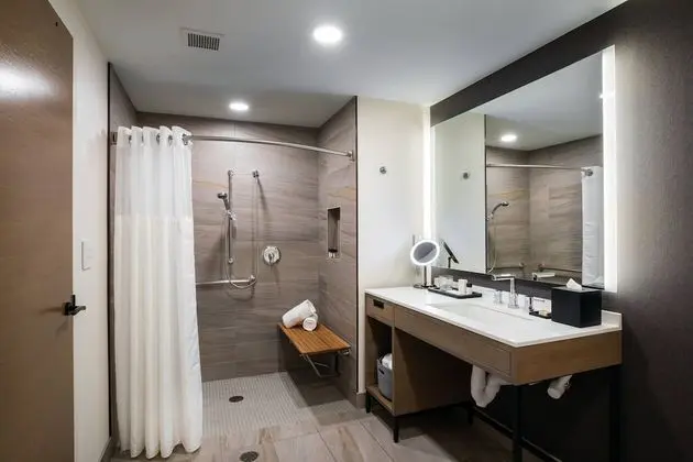 Oda, 2 Büyük (Queen) Boy Yatak, Sigara İçilebilir (Mobility Accessible, Roll-In Shower)