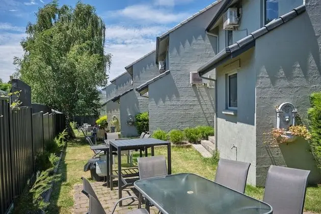 Apart Daire, 2 Yatak Odası, Avlu (Free Wi-Fi & Parking)