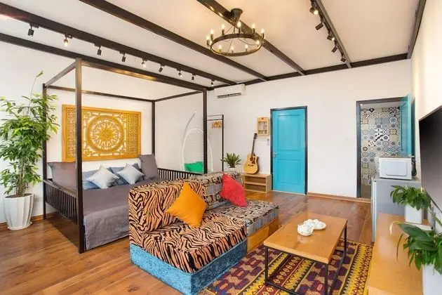 Sun-kissed & Large Studio inside Old Quarter