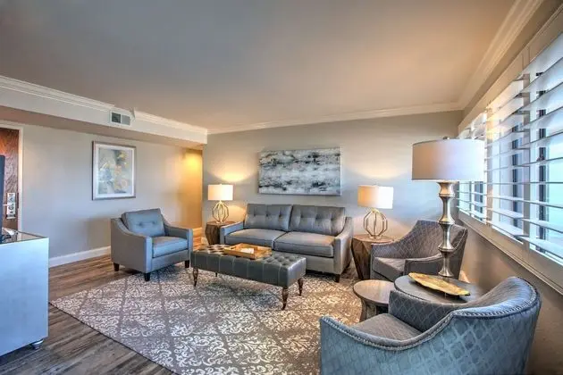 Luxury King-Queen-Sofa (Family Suite) Full Harbor View – Non Pet Friendly