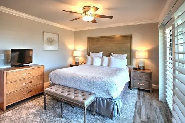 Luxury King-Queen-Sofa (Family Suite) Full Harbor View – Non Pet Friendly