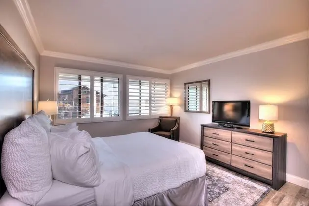 Luxury King-Queen-Sofa (Family Suite) Full Harbor View – Non Pet Friendly