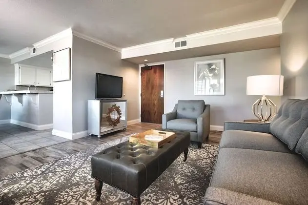 Luxury King-Queen-Sofa (Family Suite) Full Harbor View – Non Pet Friendly