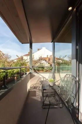 Junior Süit, Balkon