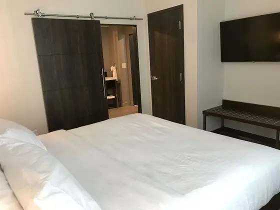 Süit, 1 En Büyük (King) Boy Yatak ve Çekyat, Küvet