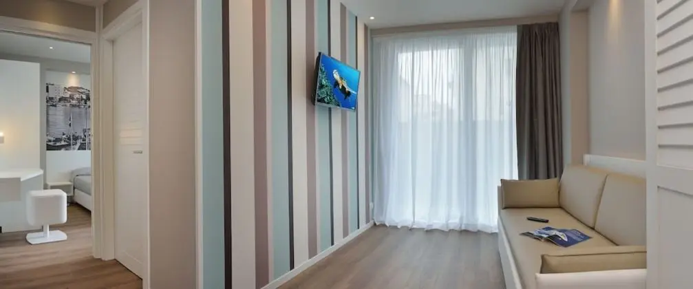 Junior Süit, Balkon