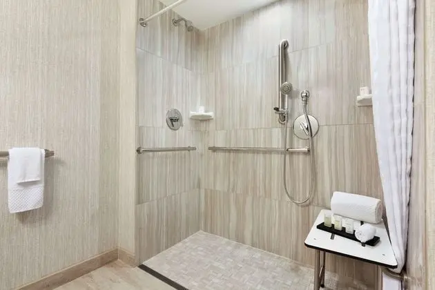 Oda, 1 En Büyük (King) Boy Yatak, Engellilere Uygun (Mobility & Hearing, Roll-in Shower)