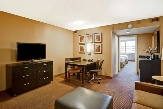 Süit, Şehir Manzaralı, Köşe (2 Double Beds & 1 Sofabed)