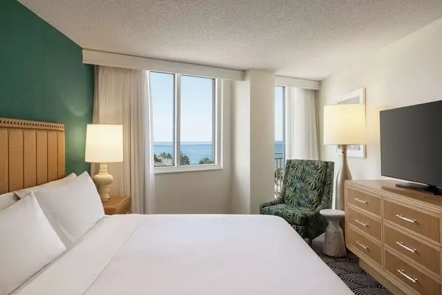 Suite, 1 King Bed, Partial Oceanview, Sit Down Balcony