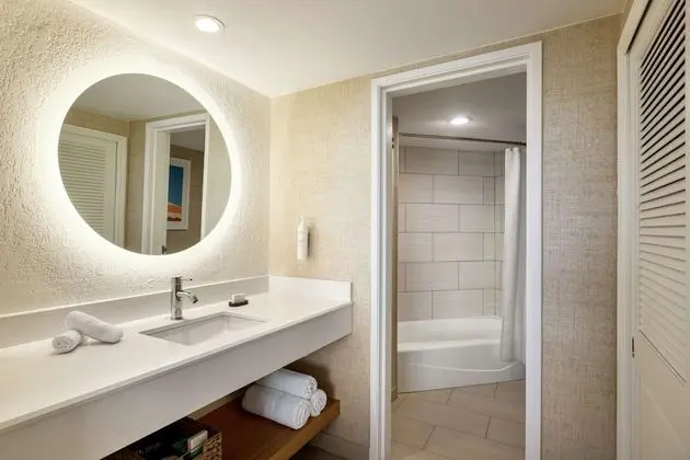 Suite, 1 King Bed, Partial Oceanview, Sit Down Balcony